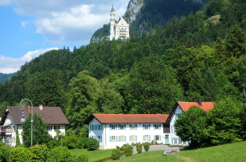 Castelo de Neuschwanstein visto desde a cidade de Schwangau