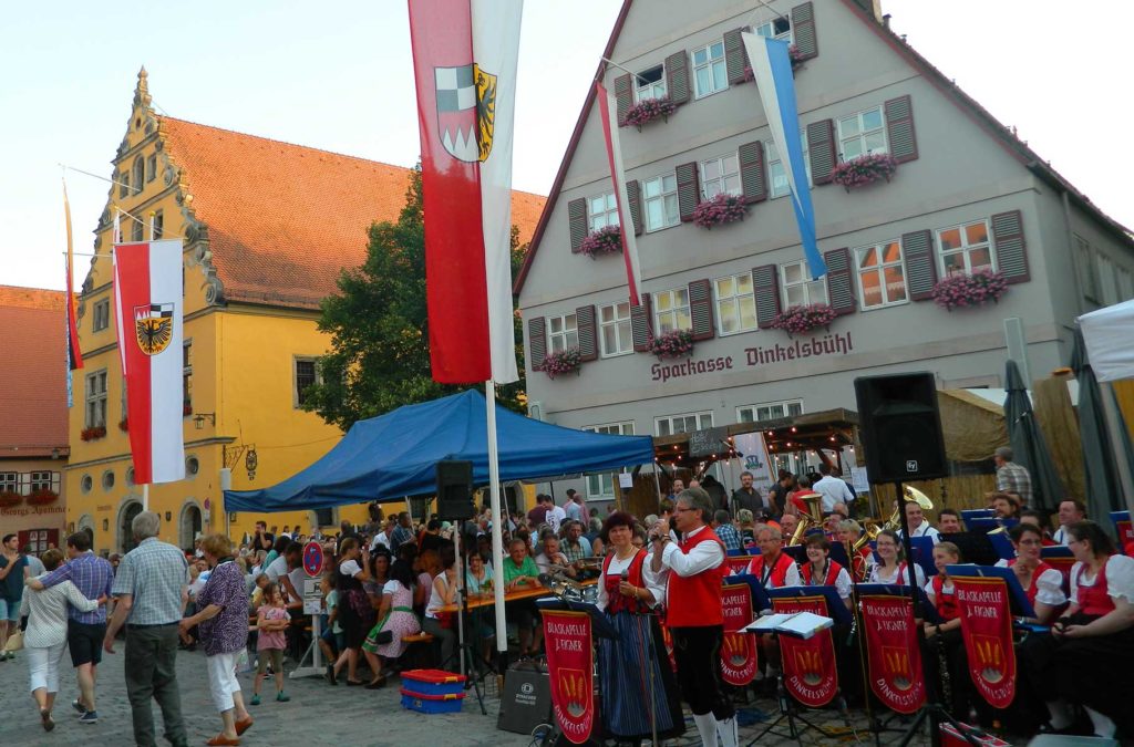 Festa típica alemã toma as ruas do centro histórico de Dinkelsbühl