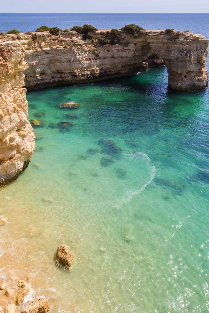 Arco de pedra natural pode ser admirado sobre o mar na Praia de Albandeira, em Portugal