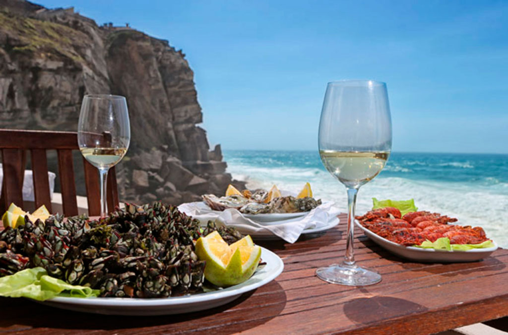 Pratos do restaurante Azenhas do Mar, em Portugal, são servidos com vista para a praia