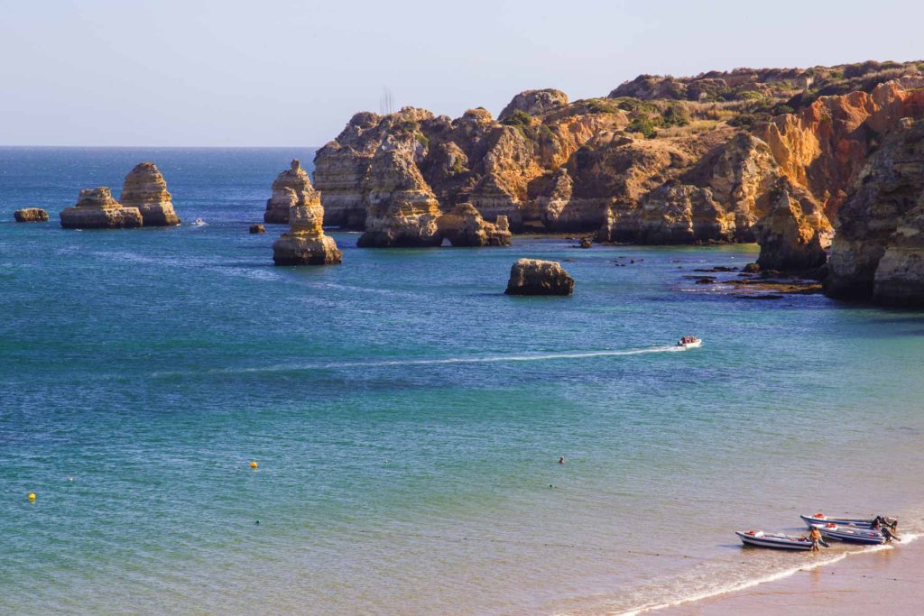 Praia de Dona, em Portugal, é iluminada pela luz dourada do entardecer