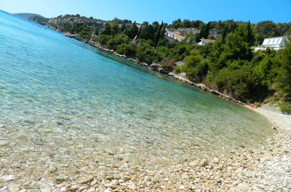 Águas cristalinas da baía de Blue Lagoon, uma praia quase escondida da Ilha de Hvar, na Croácia