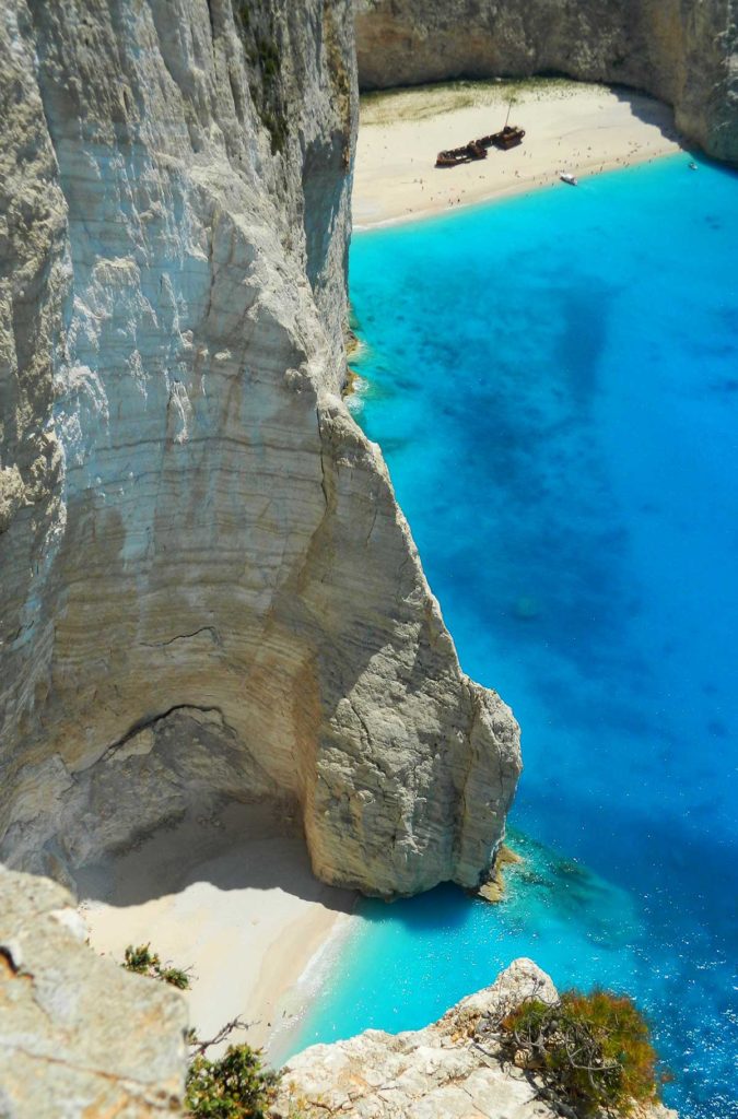 Praia de Navagio, na Grécia, vista das rochas que ficam à direita do mirante