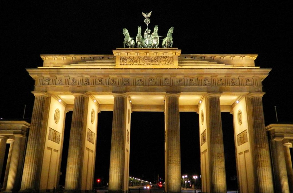 Portão de Brandemburgo, em Berlim, iluminado à noite
