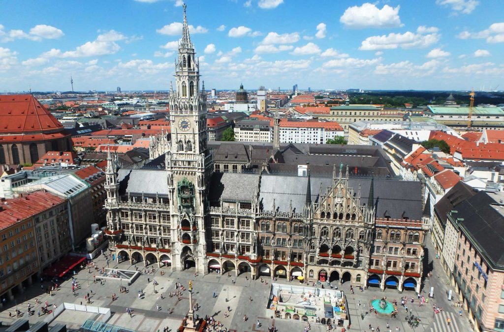 Praça Marienplatz vista do alto da torre da Igreja Peterskirche, em Munique