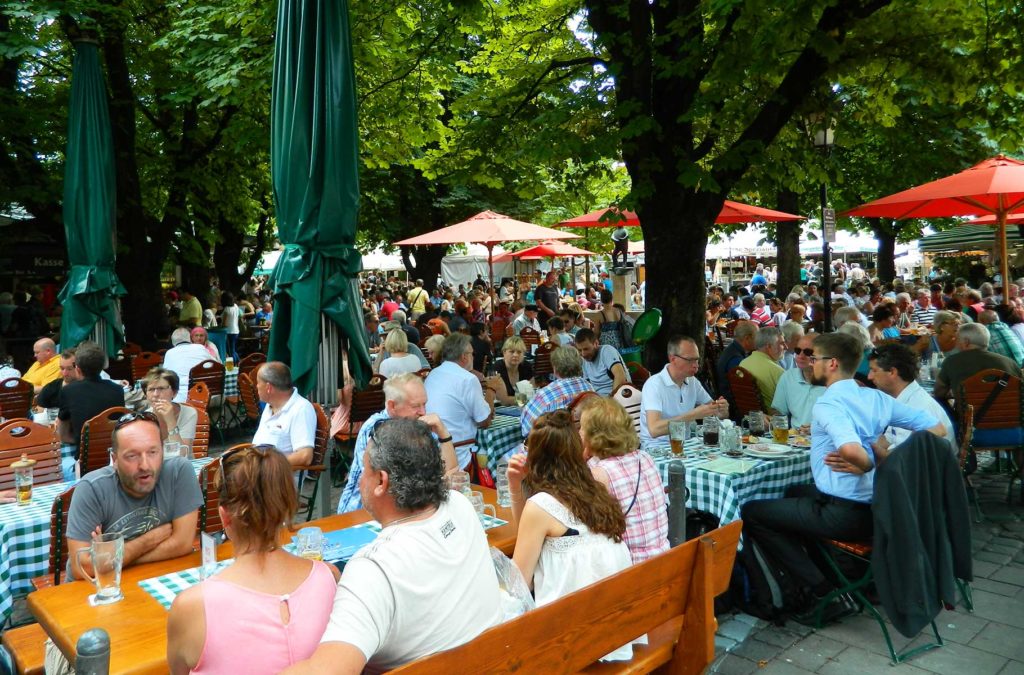 Multidão lota o biergarten do Mercado Viktualienmarkt, em Munique