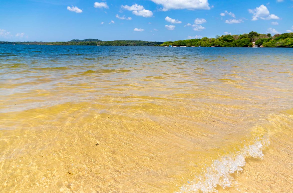 Onda bate na praia da Ilha do Amor, em Alter do Chão, no Pará (Brasil)