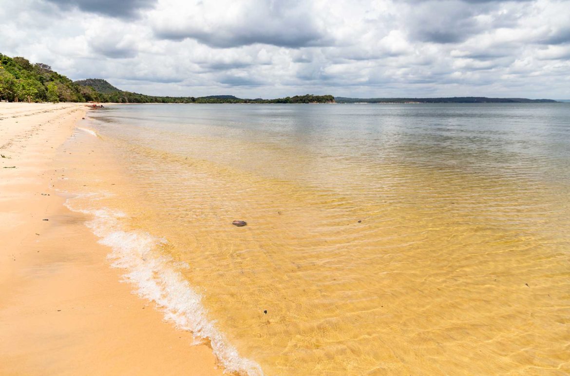 Onda bate na Ponta do Cururu, em Alter do Chão (PA) - Brasil