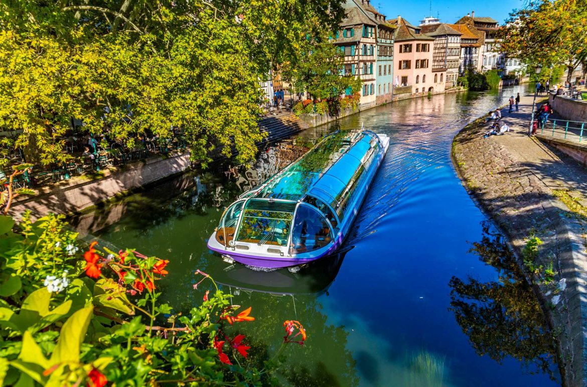 Barco passa pelos canais da Grande Île de Estrasburgo (França)
