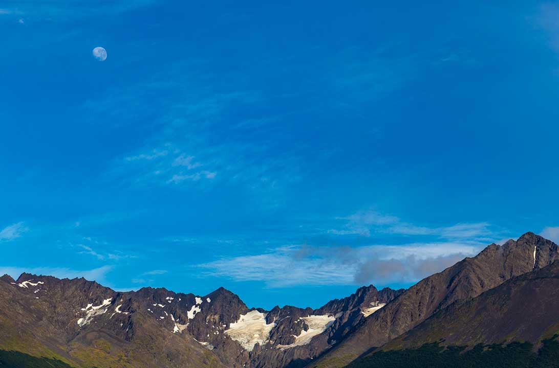 Lua nasce sobre a Cordilheira dos Andes, em Ushuaia (Argentina)