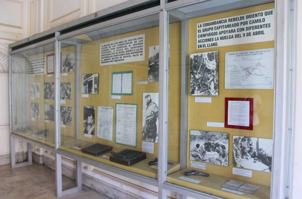 Vitrine mostra acervo do Museu da Revolução, em Havana (Cuba)