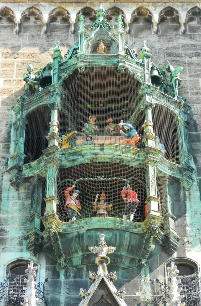 Bonequinhos saem do Glockenspiel, o relógio da Prefeitura Nova de Munique