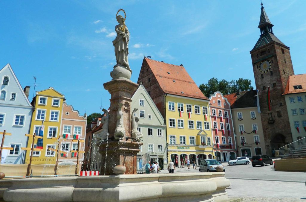 Fonte Marienbrunnen e a Torre Schmalzturm, em Landsberg am Lech