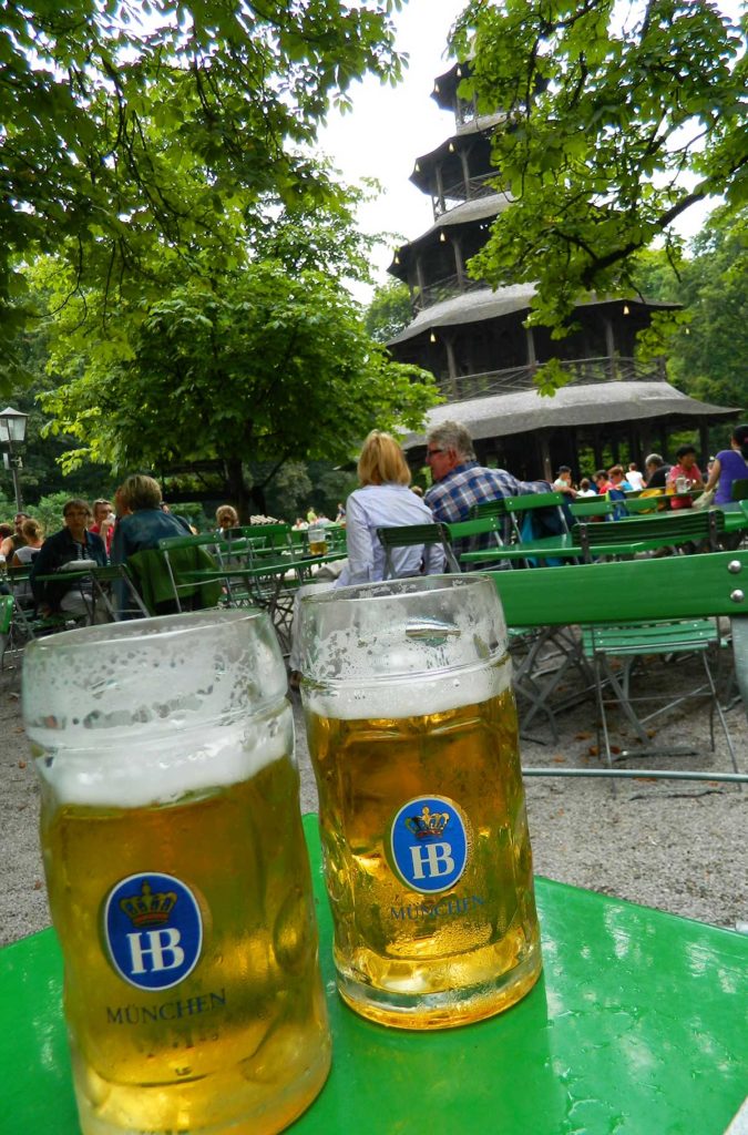 Canecos de chope no 'biergarten' Chinesischer Turm, no Englischer Garten, em Munique