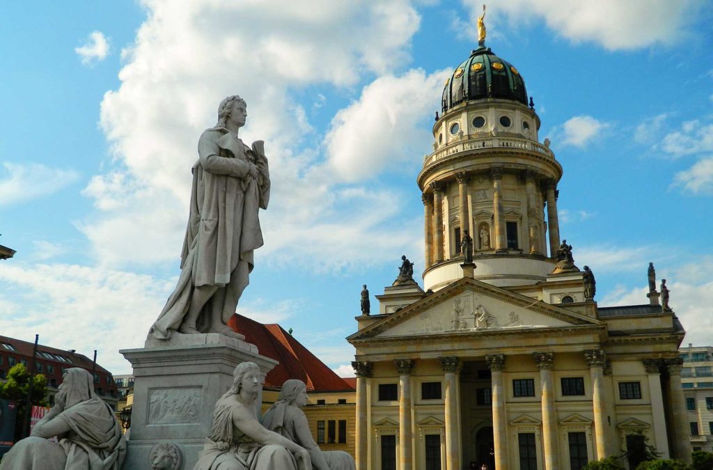 Estátua de Friedrich Schiller com a Igreja Alemã ao fundo na Gendarmenmarkt, em Berlim
