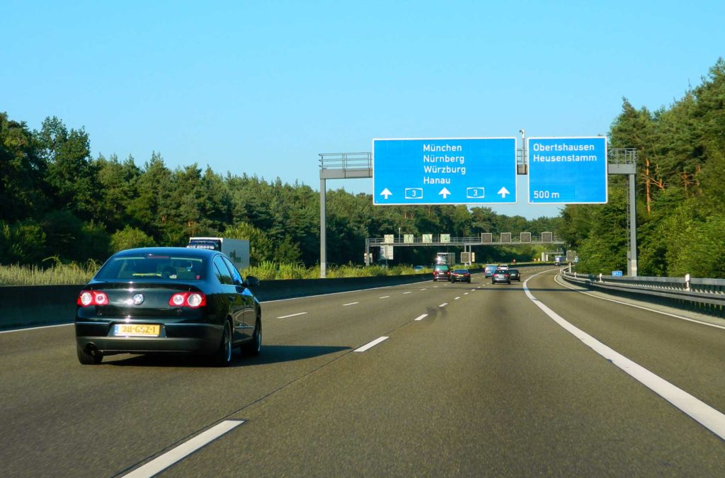 Carros percorrem uma 'autobahn', as famosas estradas de alta velocidade da Alemanha