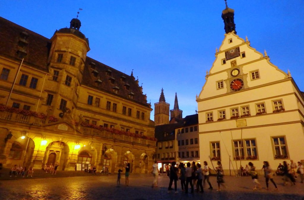Marktplatz, a praça central de Rothenburg, iluminada à noite