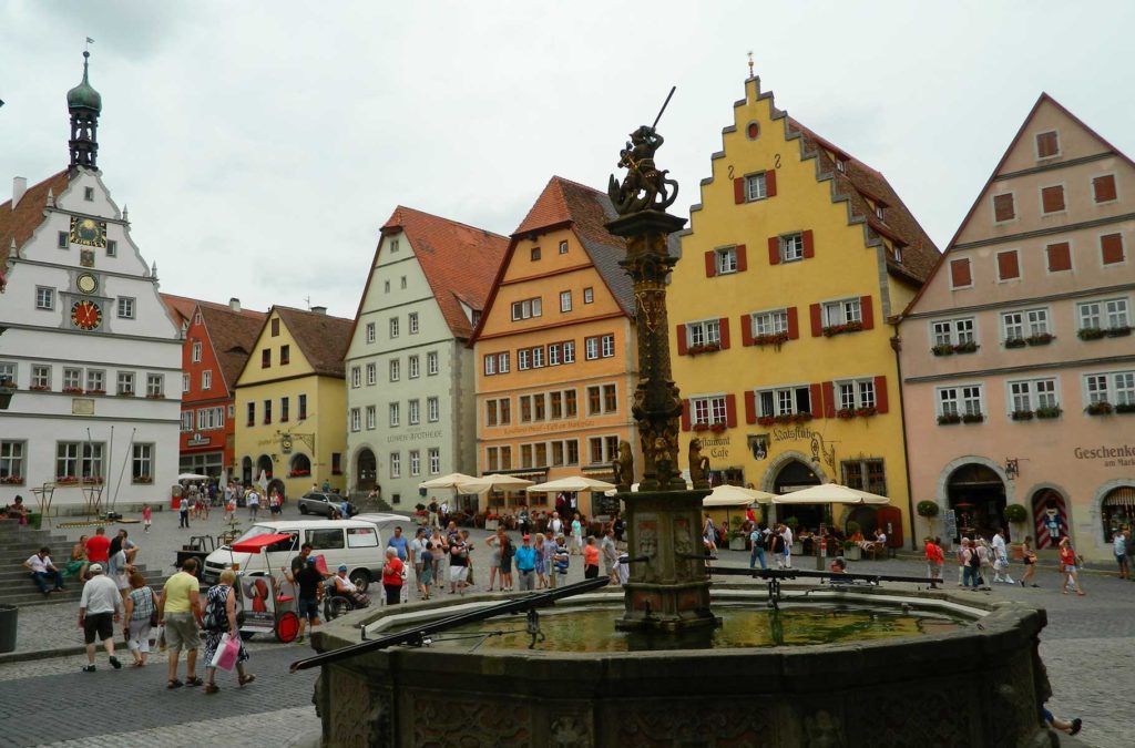 Marktplatz, a praça central de Rothenburg, cidade destaque no roteiro na Alemanha