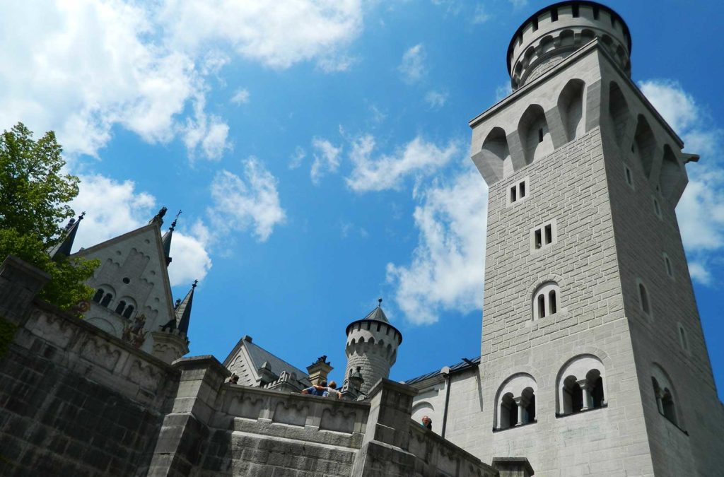 Pátio interno do Castelo de Neuschwanstein, atração do roteiro na Alemanha