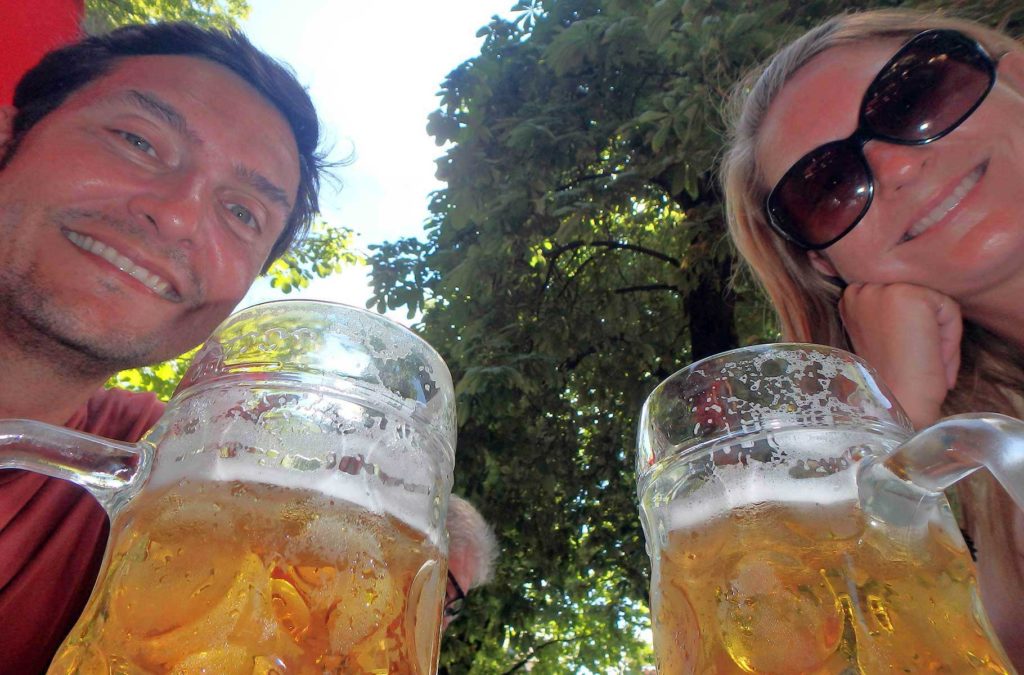 Casal bebe cerveja em Munique, cidade destaque no roteiro na Alemanha