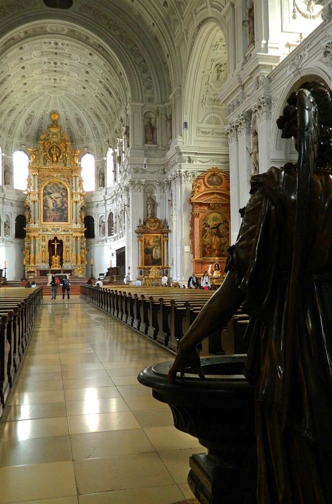 Teto abobadado sem suporte da Igreja Michaelskirche, em Munique