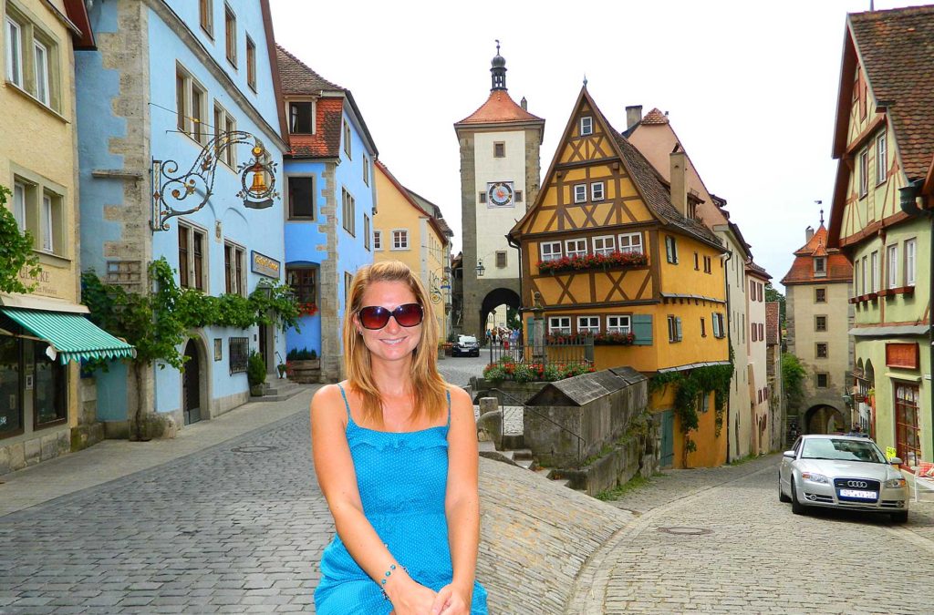 Turista posa para foto na Plönlein, a esquina mais fotografada de Rothenburg