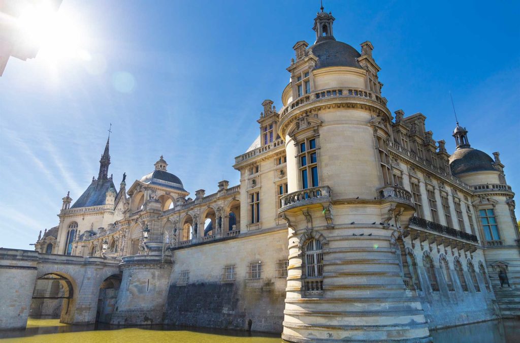 Castelo de Chantilly visto do jardim francês