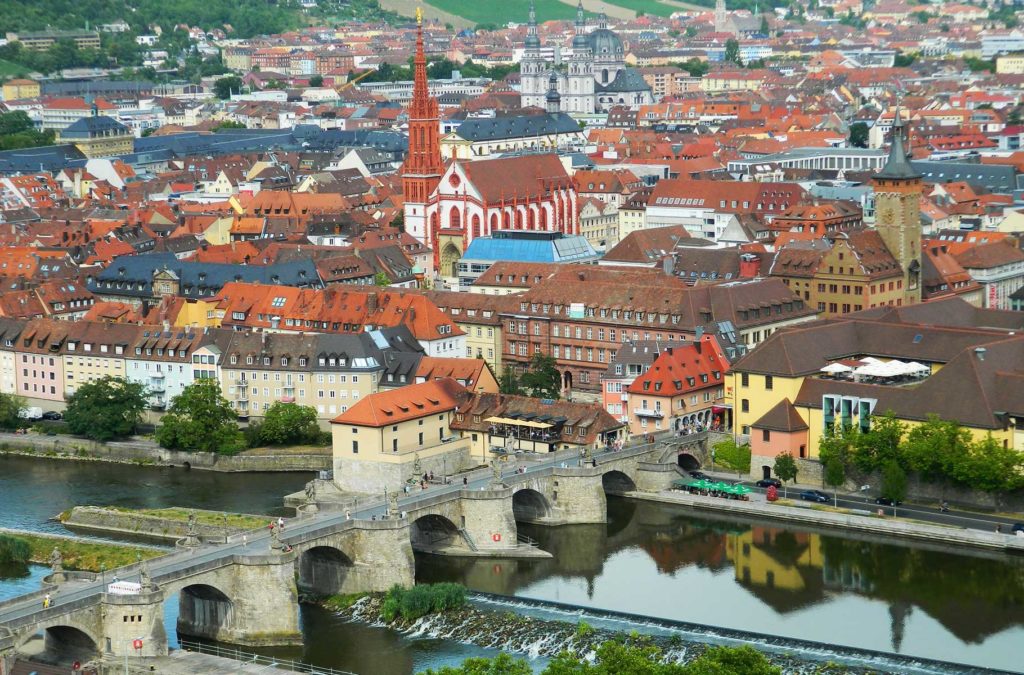Cidade de Würzburg vista do alto da Fortaleza Mariemberg