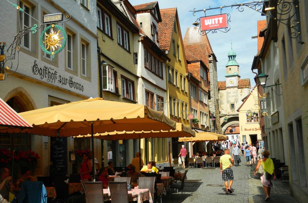 Rua de Rothenburg com a Torre Markusturm Röderbogen ao fundo