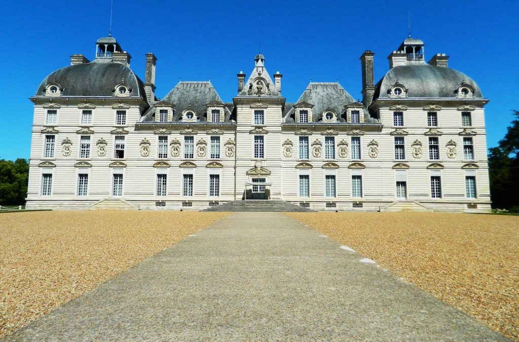 Cheverny lembra mais uma casa de bonecas do que um dos castelos na França