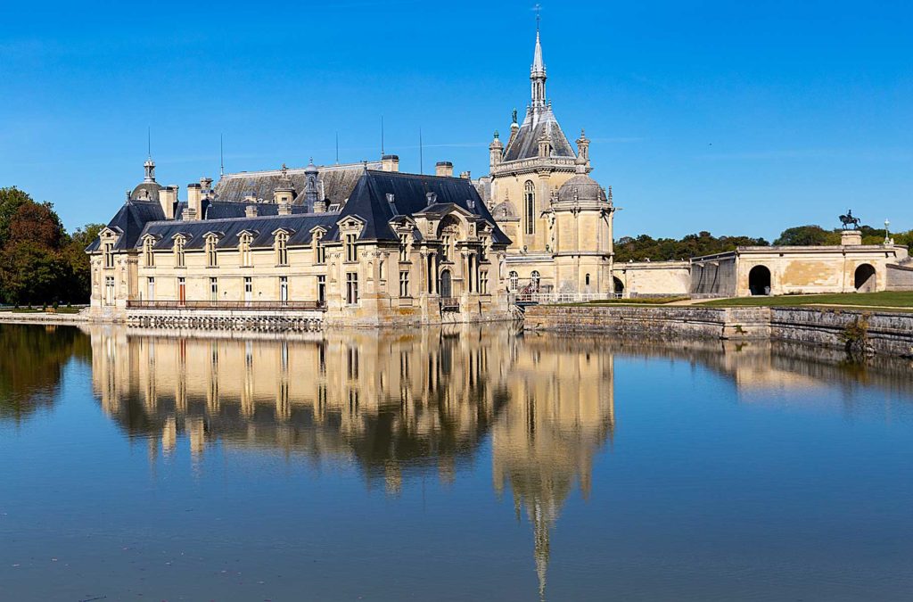 Castelos na França - O exterior de pedras brancas e torres cinzas de Chantilly é apaixonante