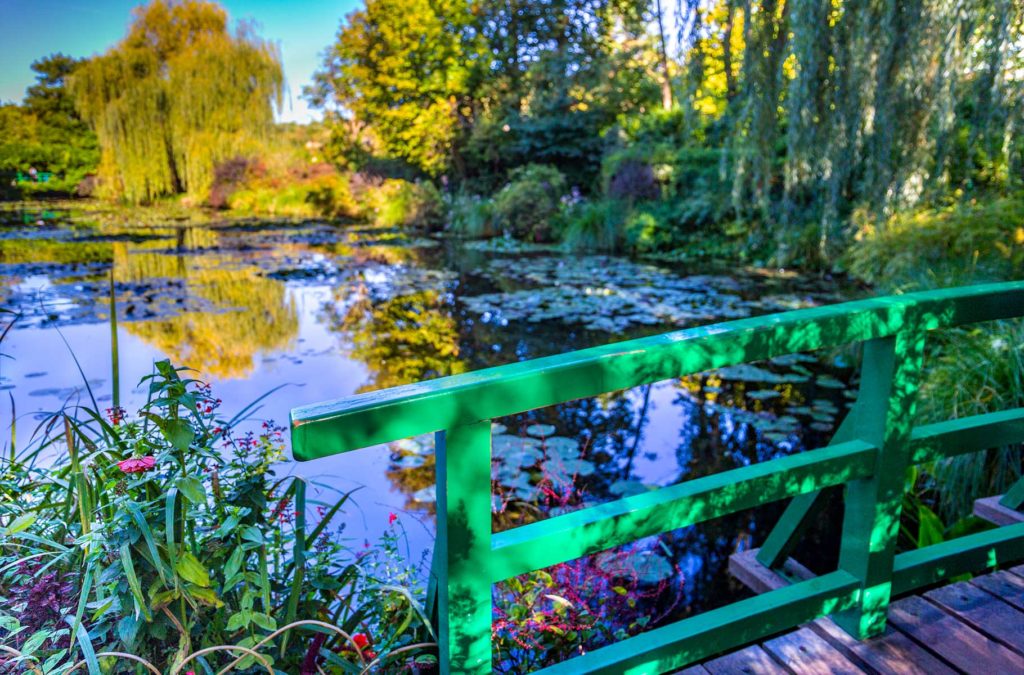 As pontes japonesas são marca registrada da obra e dos jardins de Monet