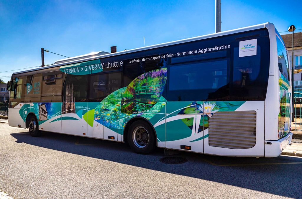 Ônibus percorrem o trajeto entre a estação de Vernon e os jardins de Monet, em Giverny