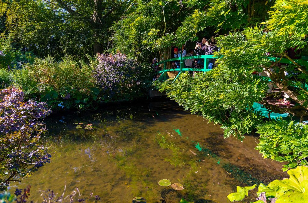 Visite os jardins de Monet no início da manhã para tentar fugir da superlotação