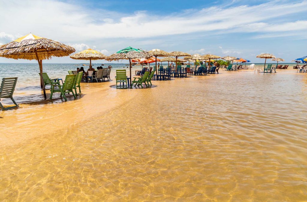 Dicas de Alter do Chão - A maioria dos restaurantes de praia só aceita dinheiro vivo