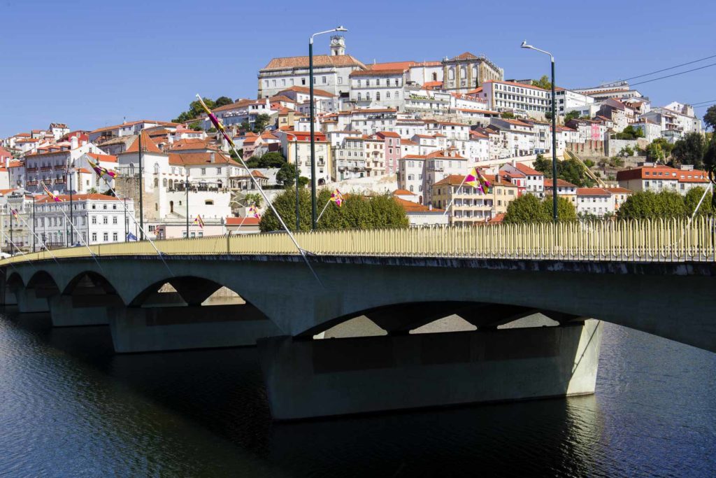 Bate-voltas de Lisboa - Outra atração de Coimbra que você pode visitar em um dia é a Ponte de Santa Clara