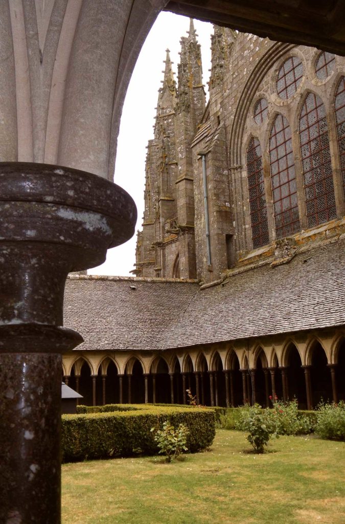Bate-voltas de Paris - Claustro da abadia do Mont Saint-Michel