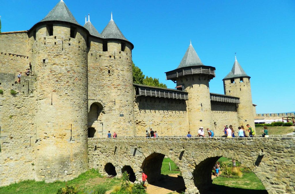 Castelos na França - A entrada no castelo de Carcassonne é feita por uma ponte sobre um antigo fosso