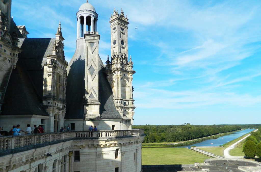 Castelos na França - Vista do telhado e do canal de Chambord