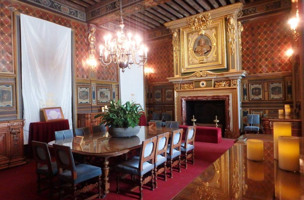 Castelos na França - O interior de Cheverny é ricamente decorado por móveis de época