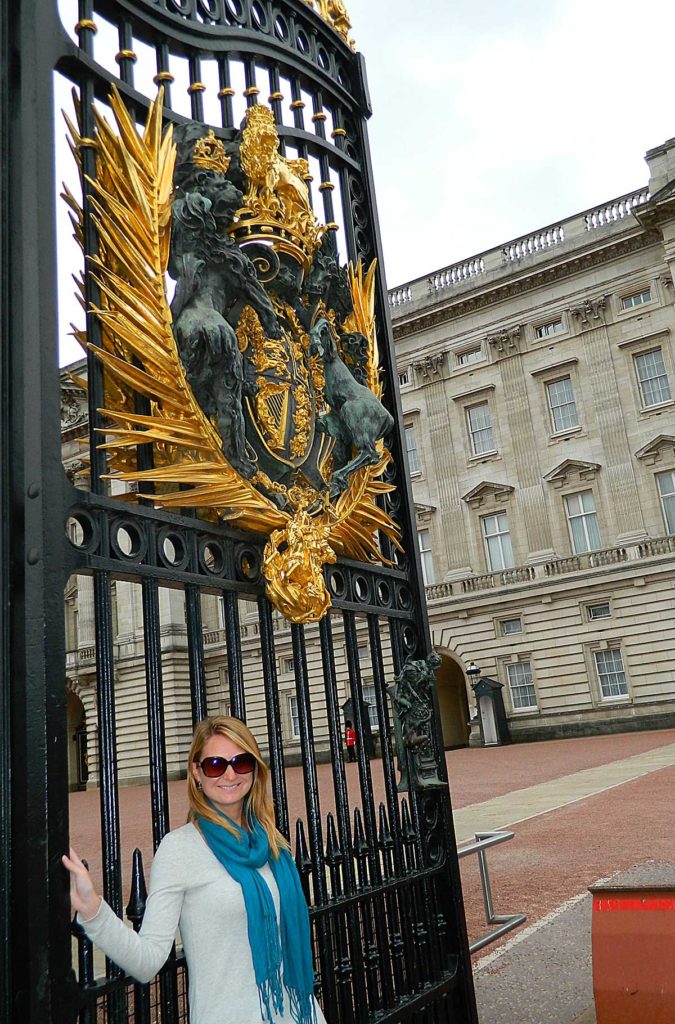 O que fazer no Reino Unido - Portão de ferro do Palácio de Buckingham exibe o brasão da família real