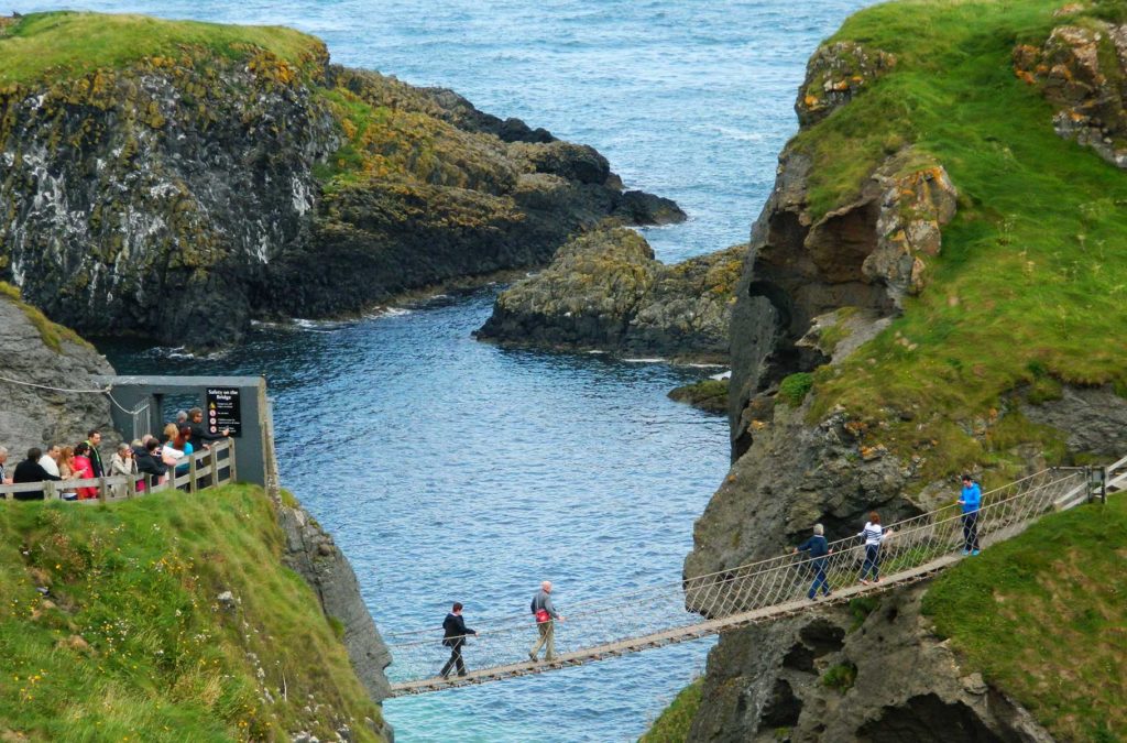 O que fazer no Reino Unido - Ponte Carrick-a-Rede liga a costa da Irlanda do Norte a uma pequena ilha