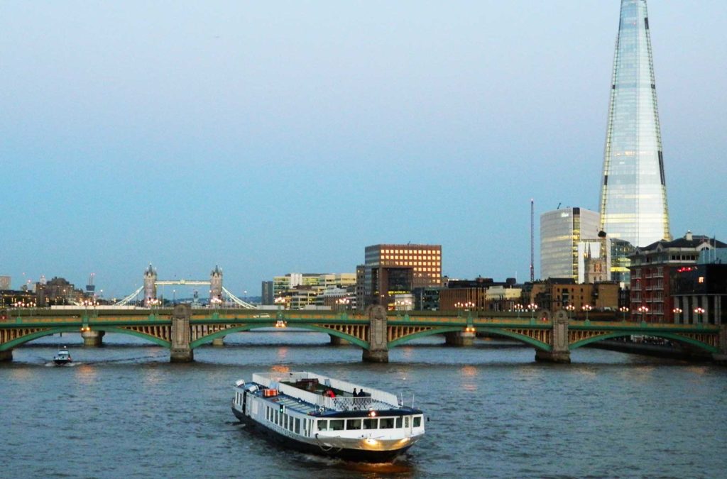 O que fazer no Reino Unido - Southwark Bridge com o prédio The Shard ao fundo