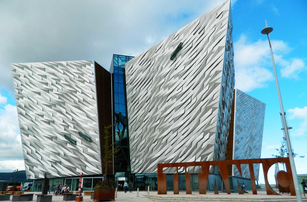 O que fazer no Reino Unido - Fachada moderna do museu Titanic Belfast