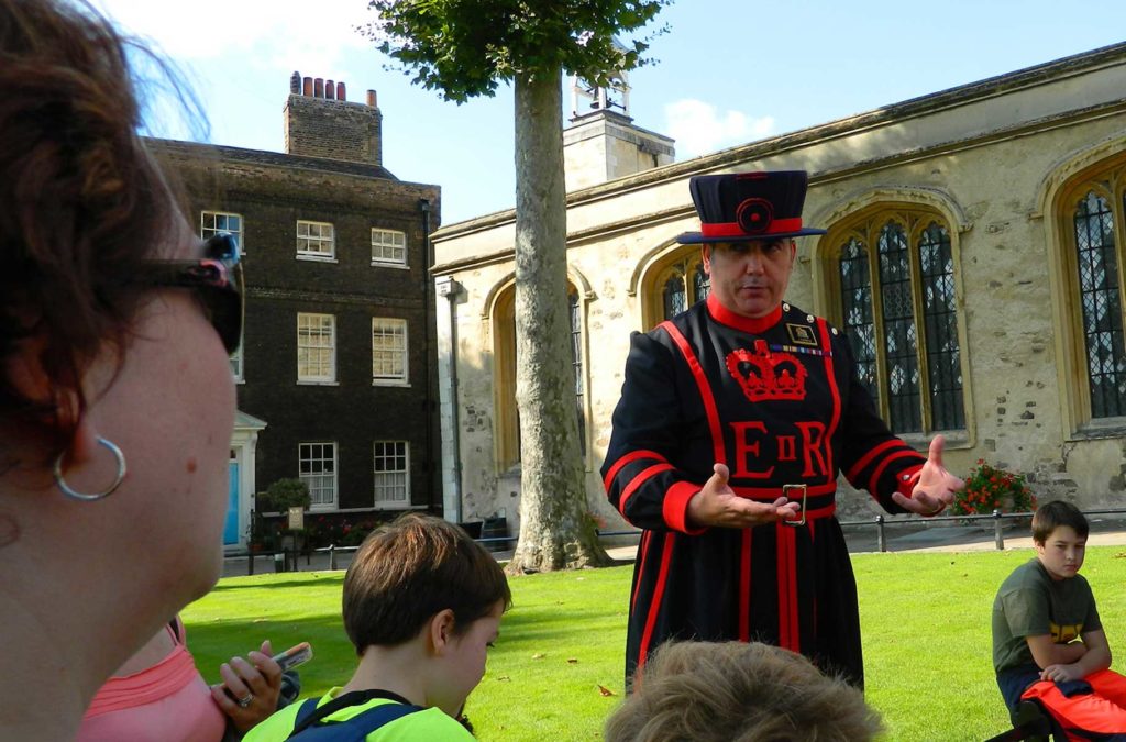 O que fazer no Reino Unido - 'Beefeater' guia passeio pela Torre de Londres