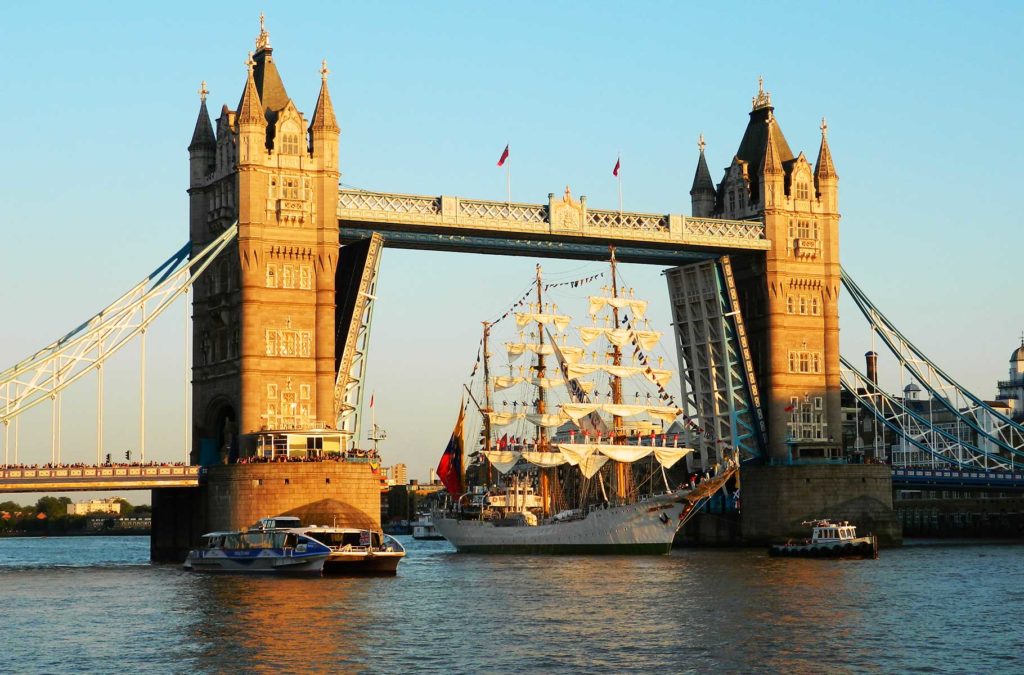 O que fazer no Reino Unido - Ponte de Londres é elevada para passagem de um navio