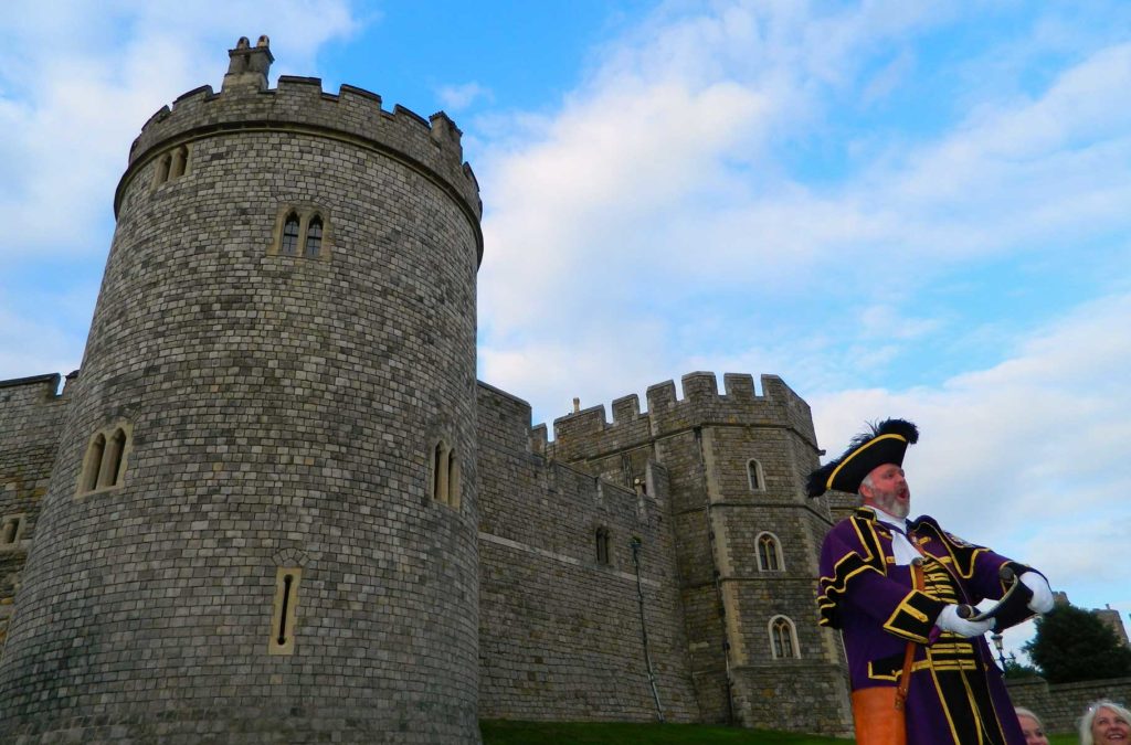 O que fazer no Reino Unido - Guarda faz anúncio em frente à fachada do Castelo de Windsor