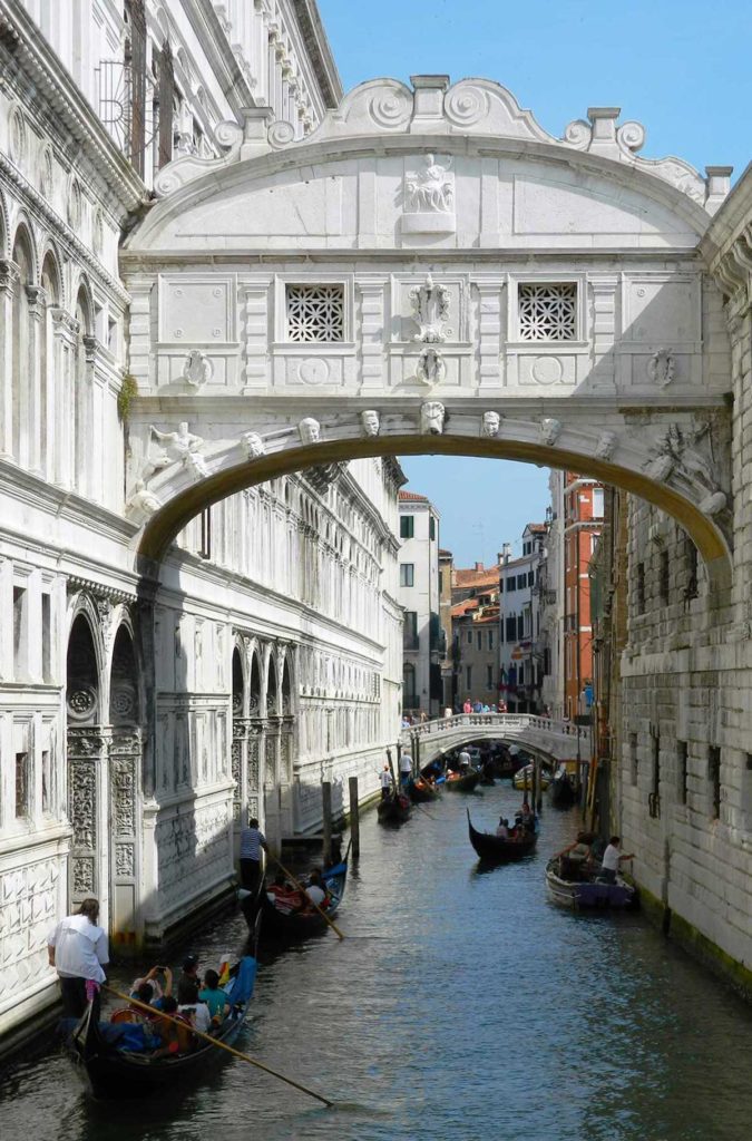 Gôndolas com turistas passam por baixo da Ponte dos Suspiros, em Veneza (Itália)