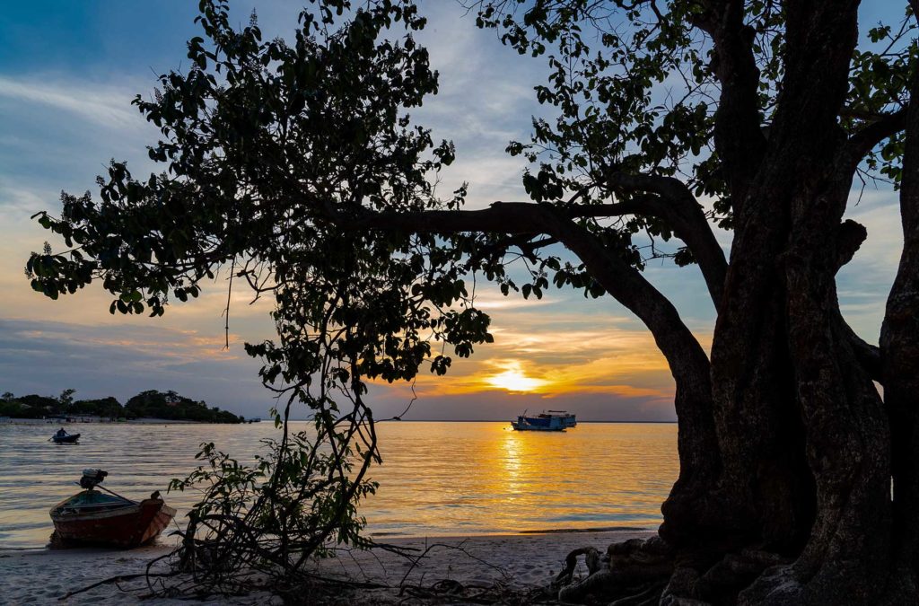 Entardecer na Ilha do Amor, em Alter do Chão (PA), Brasil