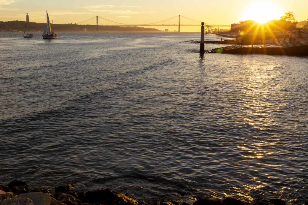 Pôr do sol no Rio Tejo, em Lisboa (Portugal)